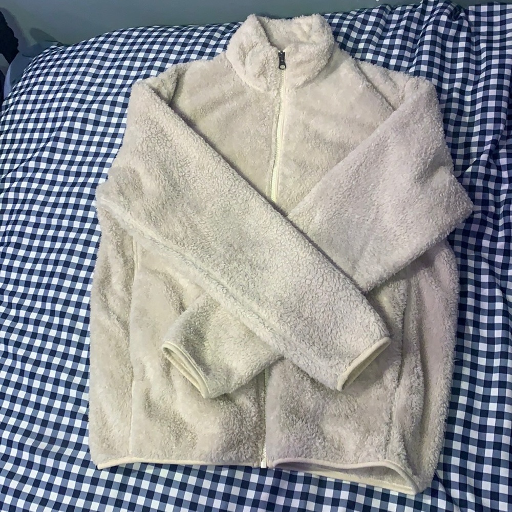 Uniqlo Cream Turtle Neck fleece